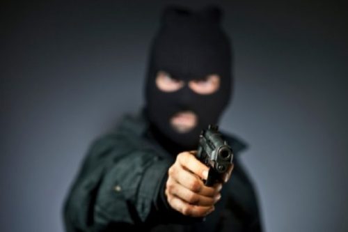 Rapinatore con passamontagna e pistola al tabaccaio di Sant’Apollonio Rapinatore con passamontagna e pistola al tabaccaio di Sant’Apollonio