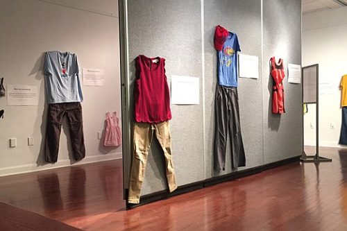 12 Maggio | “What were you wearing?”, la mostra-denuncia contro lo stupro arriva a Lumezzane (dal Kansas)