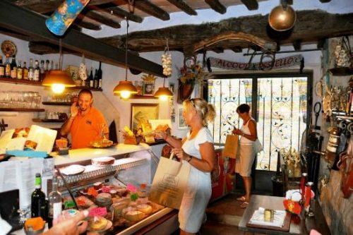 Approvato il Bando per aiutare le piccole e medie attività commerciali della Valgobbia