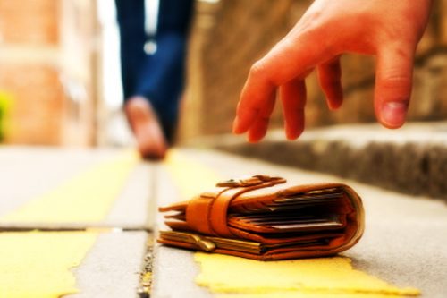 ATTENZIONE: SMARRITO Portadocumenti di una lettrice su Sp19