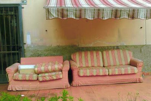 Quei due divano abbandonati in via Partigiani: ex clienti si lamentano