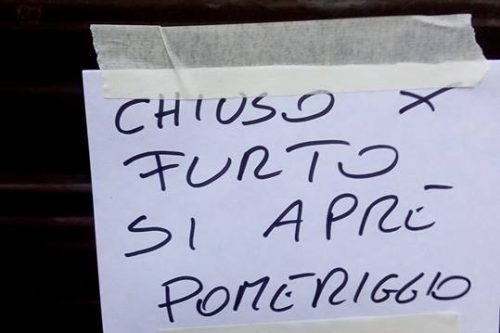 Furto al Bar Italia: in meno di un minuto i ladri trafugano il cassetto