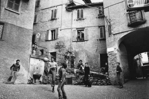Lumezzane, in via Trieste il cartello che ricorda: “i bambini giocano ancora in strada”
