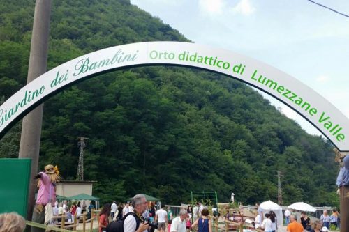 Con i piccoli “della Valle” si osserva la luna e si coltiva la terra Con i piccoli “della Valle” si osserva la luna e si coltiva la terra