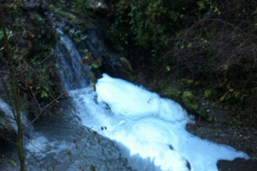 SEGNALAZIONE: Il Gobbia fa schiuma – il fiume della Valle di nuovo nel mirino