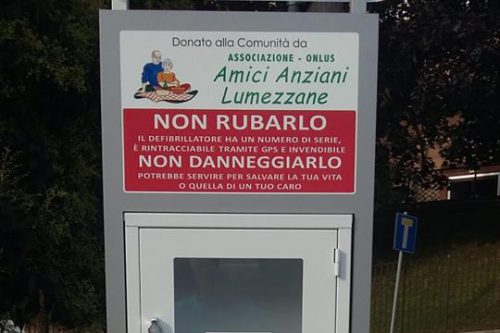 In via “Cav. Gnutti” il defibrillatore donato dagli “Amici degli Anziani”