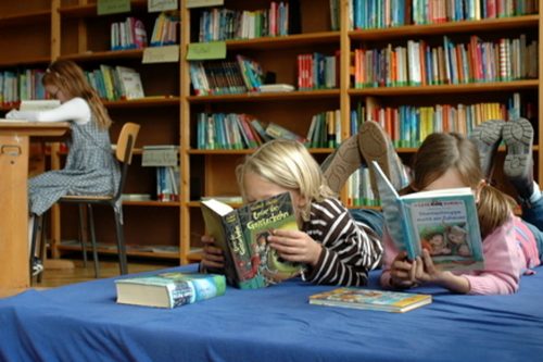 “Lettura della Buonanotte e giochi in pigiama”: i genitori a teatro e i bambini… in Biblioteca!