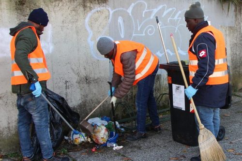 Lumezzane: 33 richiedenti asilo nel “limbo”. Sospesi i lavori socialmente utili. Lumezzane: 33 richiedenti asilo nel “limbo”. Sospesi i lavori socialmente utili.