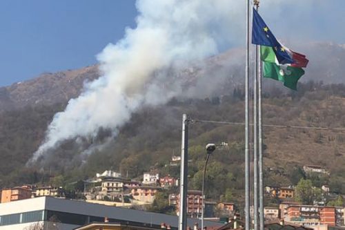 Ancora incendi nelle valli: fuoco nel bosco a Lumezzane e Gardone