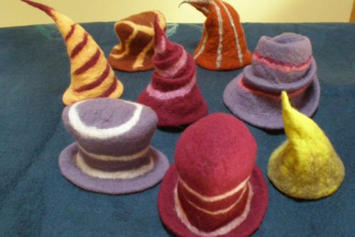 Feltro e cappelli: laboratorio creativo di Lisa Cortesi da “Amici dell’Arte”