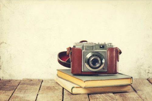 Scatti fotografici e libri in biblioteca