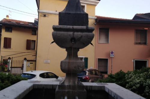 Alla presenza della fontana Buccelleni