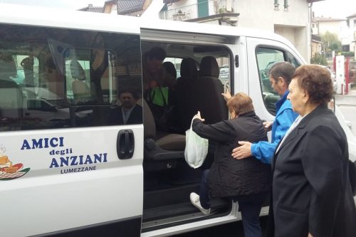Al mercato? Ci vado col pulmino! Il nuovo servizio degli “Amici degli anziani” Al mercato? Ci vado col pulmino! Il nuovo servizio degli “Amici degli anziani”