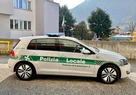La Polizia locale valgobbina a bordo della nuova auto elettrica