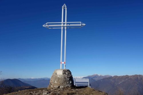 Alpini al lavoro per mantenere i monumenti Alpini al lavoro per mantenere i monumenti