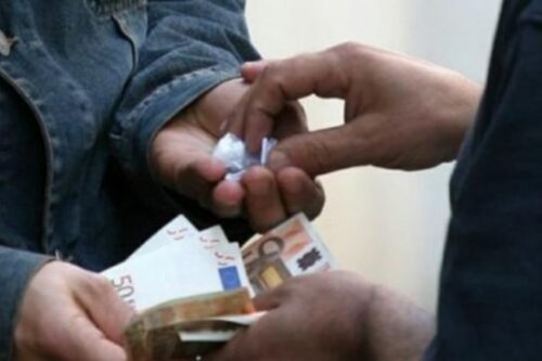 Lotta allo spaccio: sequestrate 20 dosi e 870 euro dai carabinieri