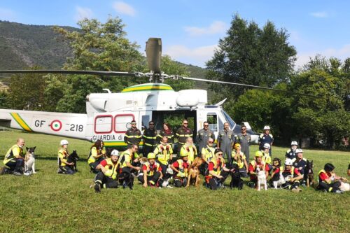 FOTONOTIZIA: voli in elicottero per le unità Cinofile FOTONOTIZIA: voli in elicottero per le unità Cinofile