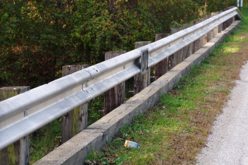 Nuovo guard rail in via Valsabbia dopo la richiesta dei residenti Nuovo guard rail in via Valsabbia dopo la richiesta dei residenti