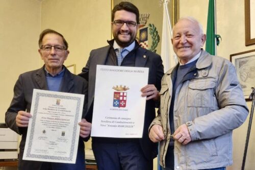Fotonotizia: Consegnata al Comune di Lumezzane la pergamena dalla Marina Militare Fotonotizia: Consegnata al Comune di Lumezzane la pergamena dalla Marina Militare