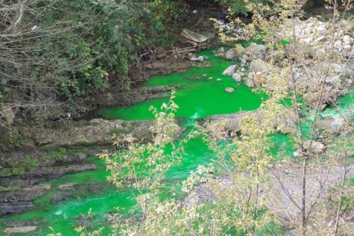 Le acque del Gobbia si tingono di verde: sono verifiche delle tubature