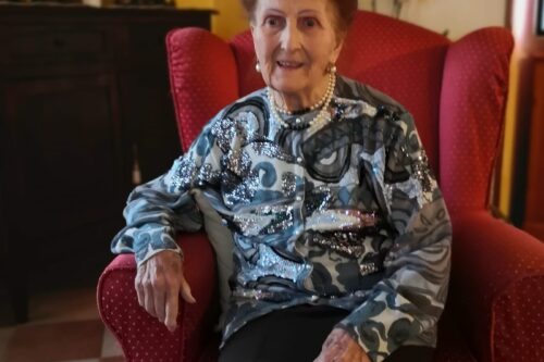 Buon compleanno Carla Onofrio: storica ostetrica di Lumezzane