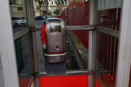 Basta cabine telefoniche: a Lumezzane scompare l’ultima rimasta
