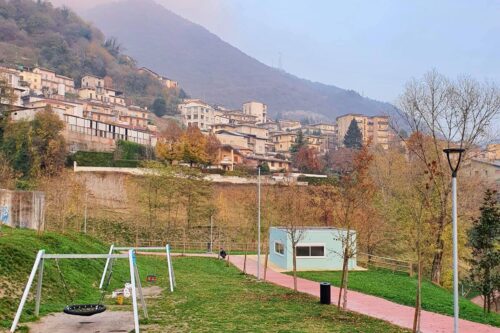 Educazione e Sensibilizzazione: alunni di Lumezzane Combattano la Violenza sulle Donne con Arte nei Parchi