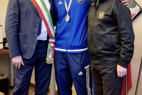 Il sindaco accoglie lo sportivo al municipio: Mattia Facchini campione italiano di pugilato Il sindaco accoglie lo sportivo al municipio: Mattia Facchini campione italiano di pugilato