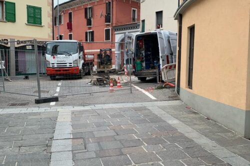Un’inattesa emergenza a piazza Diaz: perchè c’erano le recinzioni?
