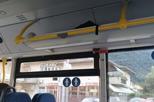 Traffico paralizzato a Lumezzane: autobus si incastra tra via Roma e via Veneto